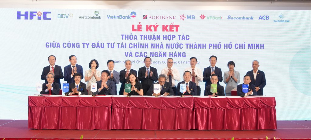 Đại diện Sacombank – ông Huỳnh Thiên Phú (Giám đốc Trung tâm phát triển kinh doanh Doanh nghiệp) cùng  các ngân hàng thực hiện ký kết hợp tác với HFIC