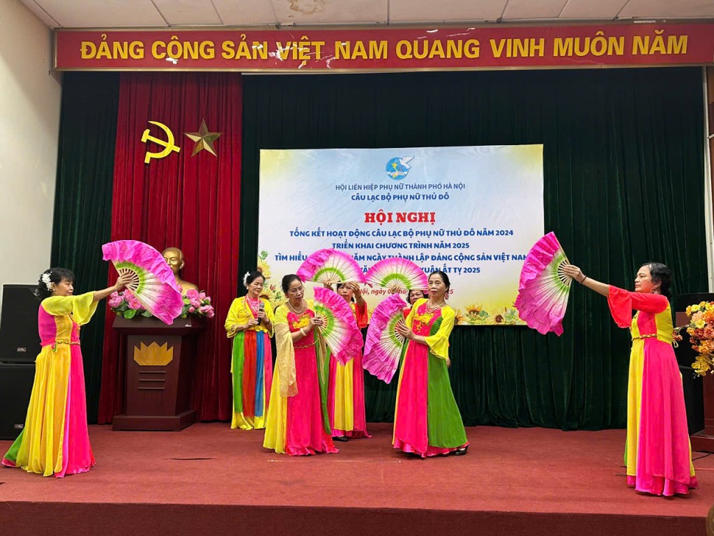 Phụ nữ Hà Nội hăng say tìm hiểu lịch sử ngày thành lập Đảng