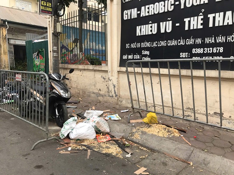 Rác thải đổ bừa bãi ngay cạnh cổng ra vào nhà văn hoá phường Nghĩa Đô (ngõ 89 phố Lạc Long Quân) Rác thải đổ bừa bãi ngay cạnh cổng ra vào nhà văn hoá phường Nghĩa Đô (ngõ 89 phố Lạc Long Quân)