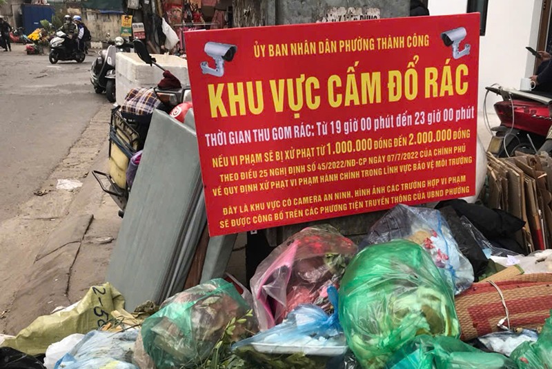 Bất chấp biển cấm, người dân vẫn đổ rác không đúng quy định tại 7B Thành Công Bất chấp biển cấm, người dân vẫn đổ rác không đúng quy định tại 7B Thành Công