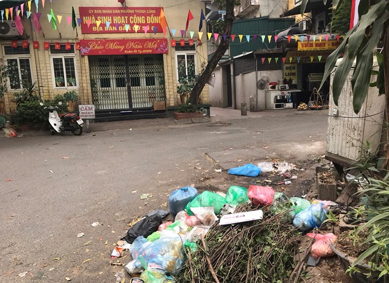 Dù đã cắm biển thông báo cấm đổ rác tại điểm trước nhà văn hoá sinh hoạt cộng đồng nhưng người dân vẫn cứ đổ Dù đã cắm biển thông báo cấm đổ rác tại điểm trước nhà văn hoá sinh hoạt cộng đồng nhưng người dân vẫn cứ đổ