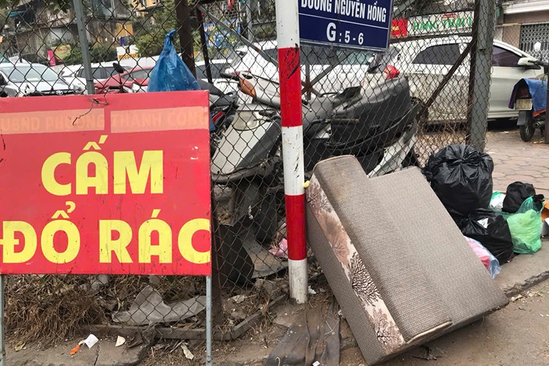 Tại đoạn ngắn phố Nguyên Hồng có 4 điểm ngập rác, bất chấp những biển cấm. Rác thải còn bị đổ thẳng xuống cống thoát nước Tại đoạn ngắn phố Nguyên Hồng có 4 điểm ngập rác, bất chấp những biển cấm. Rác thải còn bị đổ thẳng xuống cống thoát nước