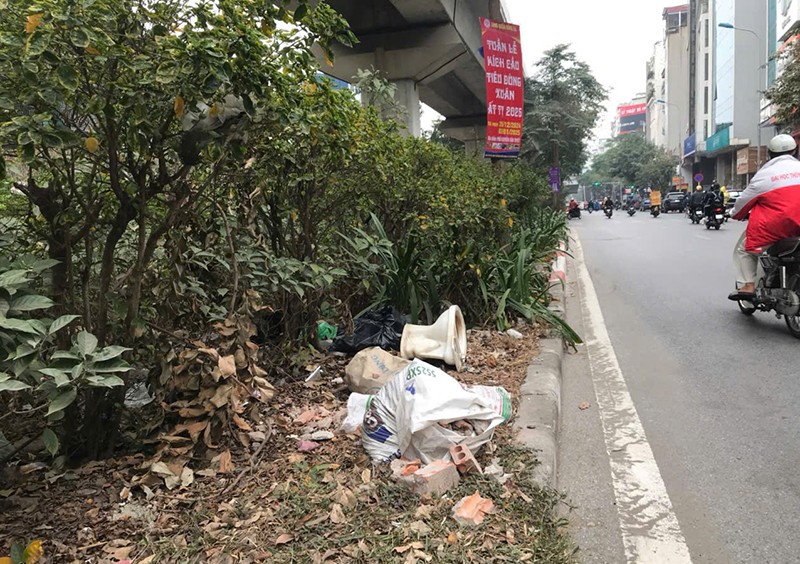 Khu đất dải phân cách đường Yên Lãng trở thành nơi đổ thải rắn Khu đất dải phân cách đường Yên Lãng trở thành nơi đổ thải rắn