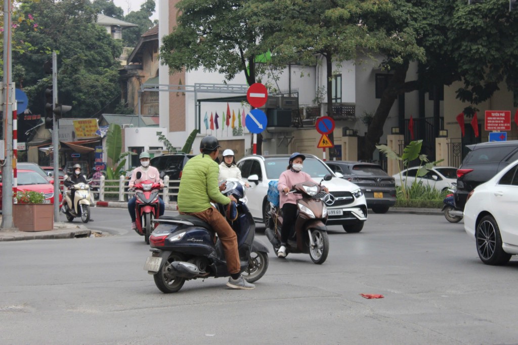 Bất chấp các phương tiện khác, luồn lách, bóp còi inh ỏi… là những hành động của một số người đi xe máy vượt đèn đỏ chỉ để “nhanh hơn vài giây”