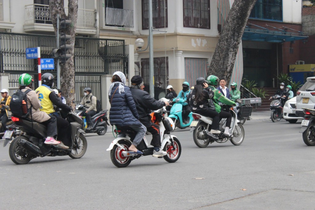 Với đủ mọi lứa tuổi từ người già, trung niên đến thanh niên, thậm chí cả trẻ em trên xe đạp cũng là đối tượng vi phạm