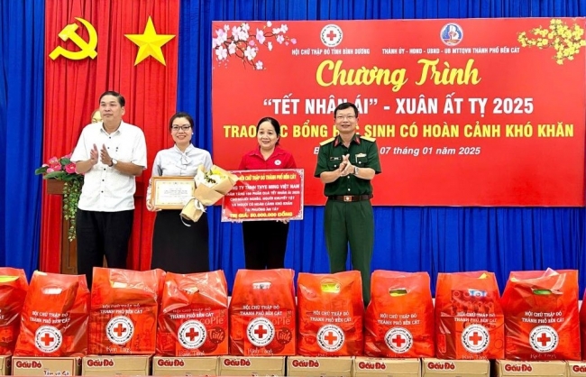 “Tết Nhân ái” sẻ chia với người dân khó khăn