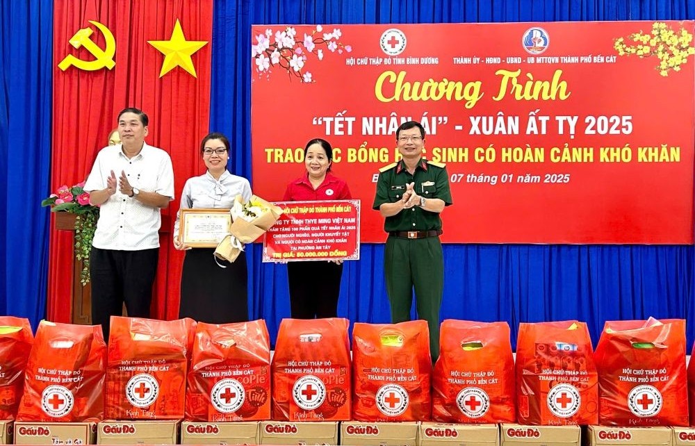 “Tết Nhân ái” sẻ chia với người dân khó khăn