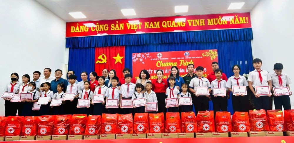 Các đại biểu trao tặng học bổng và quà cho học sinh có hoàn cảnh khó khăn (Ảnh: Hồng Thuận)