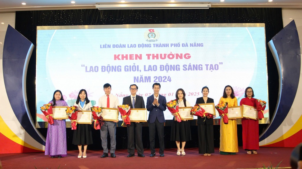 Trao bằng khen cho các lao động giỏi, lao động sáng tạo TP. Đà Nẵng năm 2024