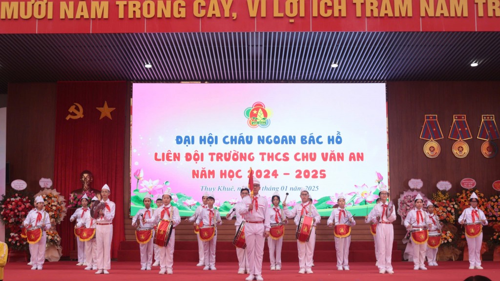 Các đại biểu làm lễ chào cờ bắt đầu Đại hội.