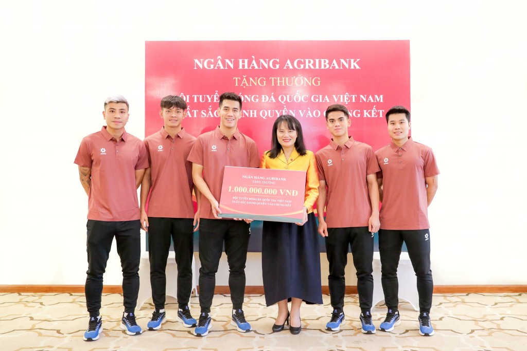 Bà Phùng Thị Bình - Phó Tổng Giám đốc Agribank trao thưởng 1 tỷ đồng cho đại diện Đội tuyển Bóng đá nam Quốc gia Việt Nam ngày 01/01/2025.