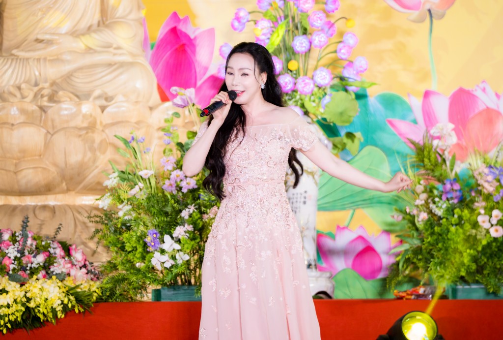 Ca sĩ Hồ Quỳnh Hương