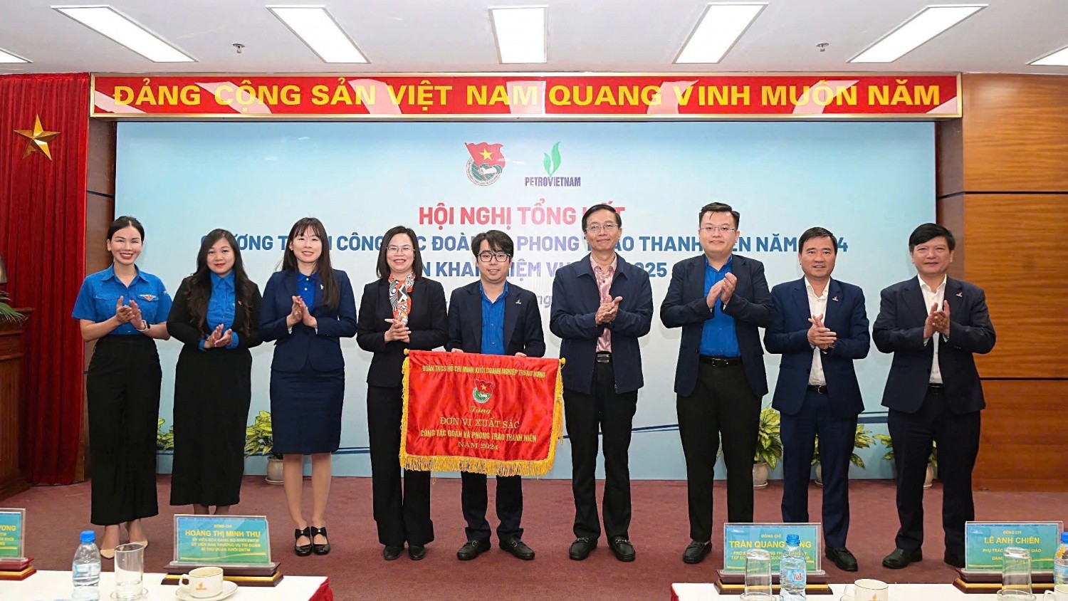 Đồng chí Hoàng Thị Minh Thu trao Cờ thi đua cho Đoàn Thanh niên Tập đoàn vì đã có thành tích xuất sắc trong năm 2024
