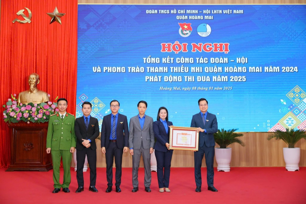 Ban Thường vụ Quận đoàn Hoàng Mai đón nhận Bằng khen 