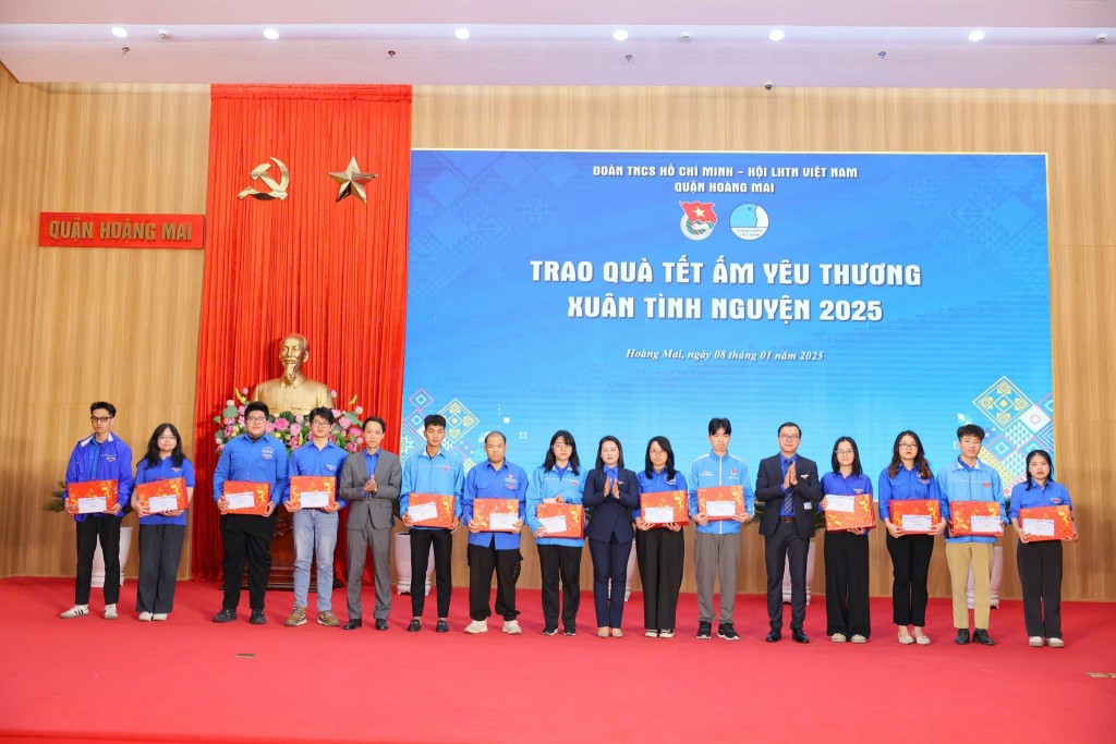 Ban Thường vụ Quận đoàn Hoàng Mai đã trao tặng các suất quà tới các bạn đoàn viên, thanh niên có hoàn cảnh khó khăn, vươn lên trong cuộc sống.