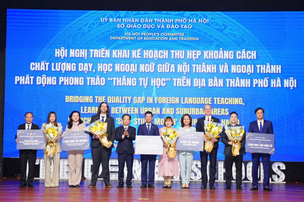 Nhấn vào ảnh để phóng to Đại diện Sở GD&ĐT Hà Nội nhận tài trợ từ các đơn vị đồng hành cho Tháng tự học ngoại ngữ