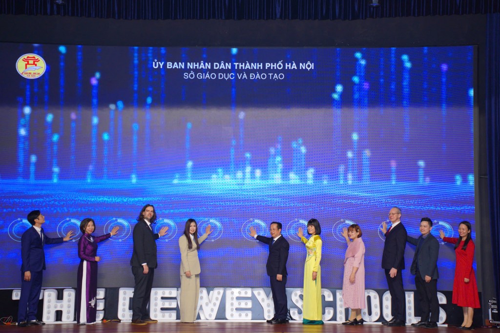 Nhấn vào ảnh để phóng to Các đại biểu thực hiện nghi thức khởi động Tháng tự học ngoại ngữ