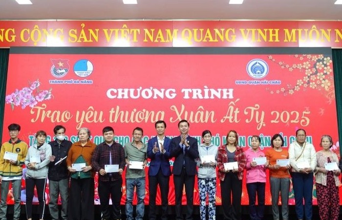 Thành đoàn Đà Nẵng trao 100 suất quà Tết cho các hộ khó khăn