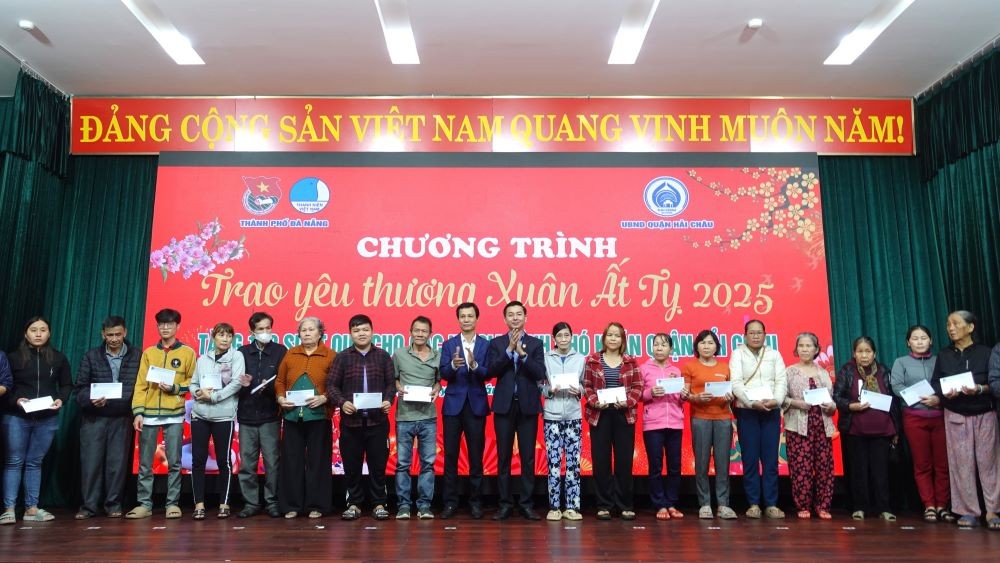 Thành đoàn Đà Nẵng đã trao 100 suất quà Tết cho các hộ nghèo, hộ khó khăn tại quận Hải Châu (Ảnh Đ.Minh)