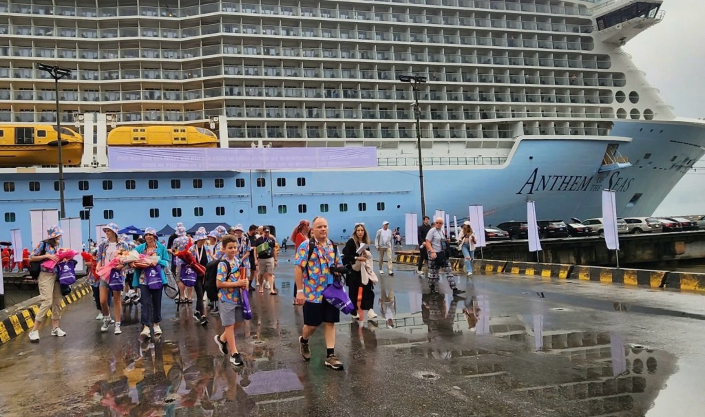 Tàu du lịch Anthem Of The Seas là một trong du thuyền lớn trên thế giới với 2.000 phòng, 18 nhà hàng