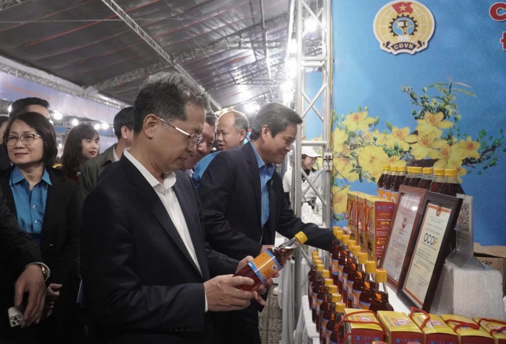 Đoàn đại biểu tham quan các gian hàng tại phiên chợ Tết Công đoàn 2025 Đoàn đại biểu tham quan các gian hàng tại phiên chợ Tết Công đoàn 2025