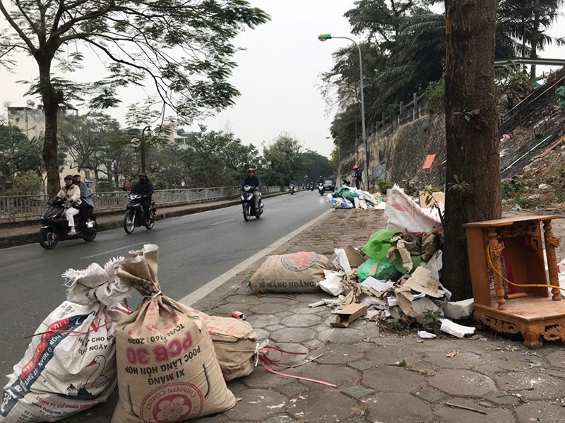 Cần ngăn chặn nạn đổ trộm rác tại đường Bưởi, đường Vành đai 2