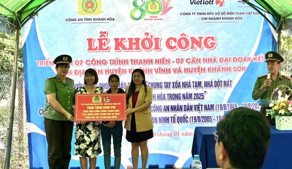 Ban Thanh niên Công an tỉnh Khánh Hòa phát động đoàn viên đóng góp ủng hộ thực hiện công trình thanh niên với kinh phí 25 triệu đồng cho gia đình chị Mai Thị Hiểu (Ảnh CA)