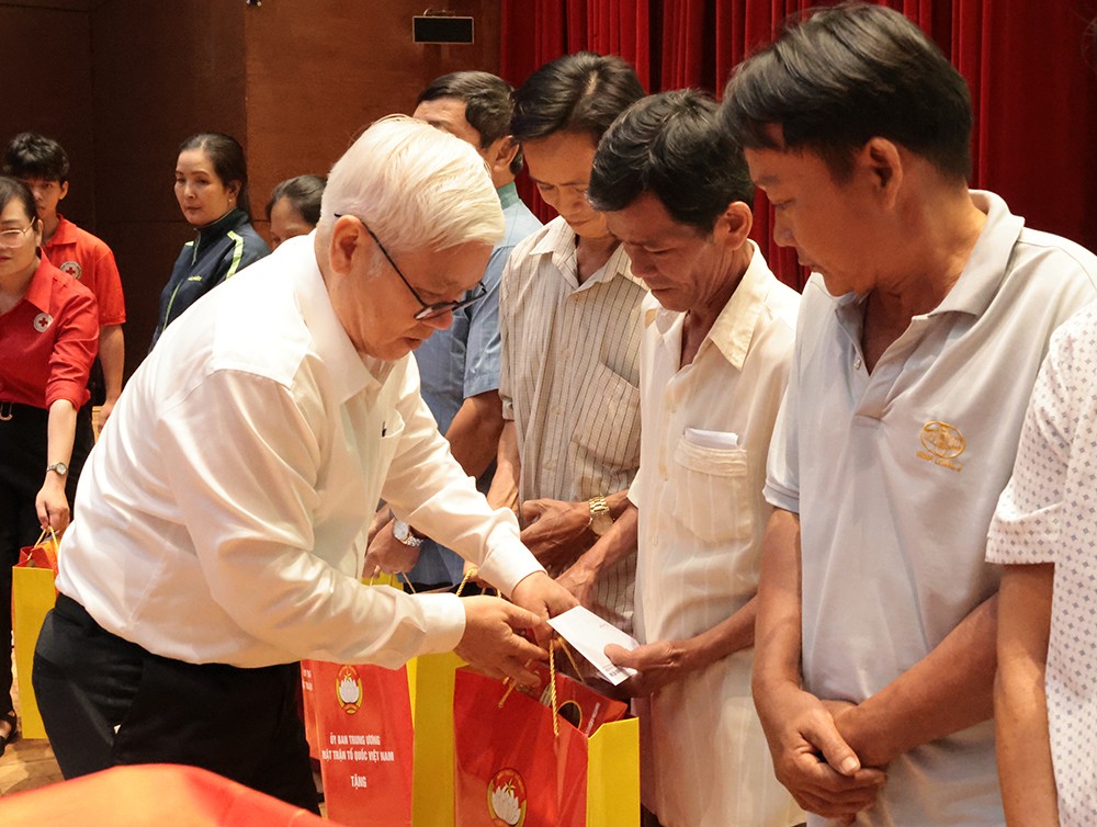 Bí thư Tỉnh ủy Nguyễn Văn Lợi tặng quà cho các gia đình chính sách, người có công, hộ nghèo, công nhân lao động​​ (Ảnh: Yến Nhi)