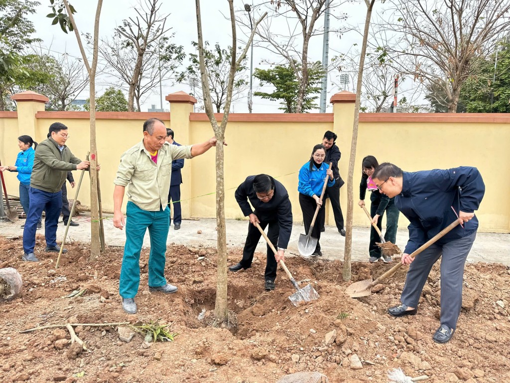 Các đồng chí lãnh đạo huyện Thanh Trì trồng cây xanh tại Nghĩa trang Cây Ruối