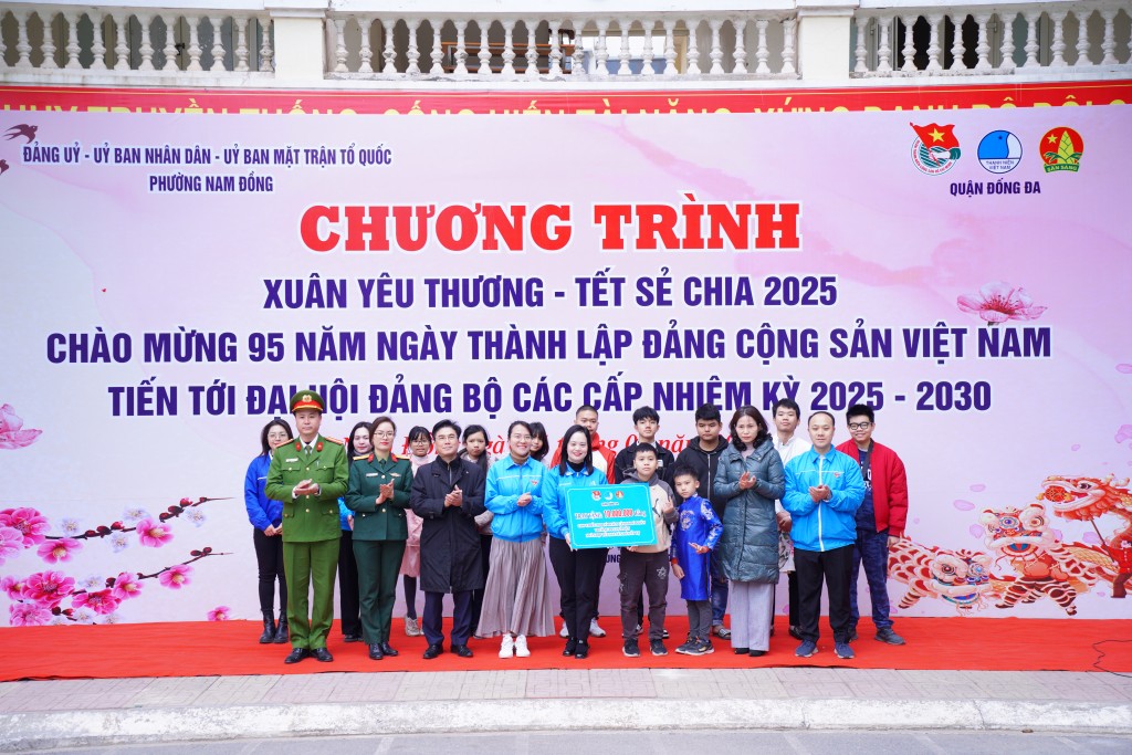 Ban Thường vụ Quận đoàn Đống Đa trao biểu chưng cho đại diện các em thiếu nhi có hoàn cảnh khó khăn tại trường PTCS Xã Đàn