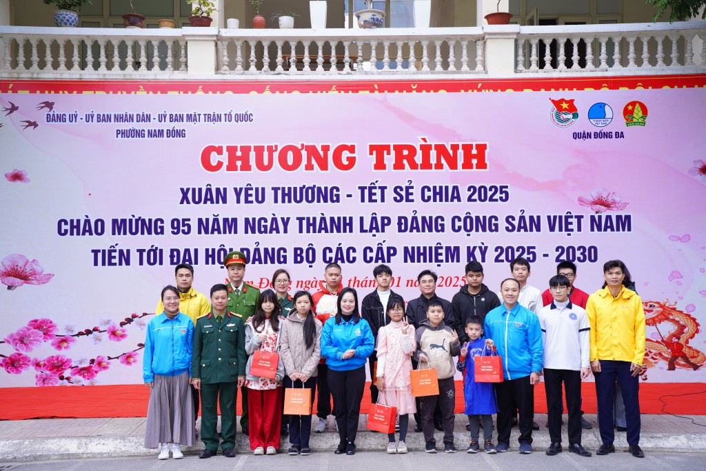 Các em thiếu nhi được nhận những phần quà đầy ắp yêu thương từ các đơn vị đồng hành của chương trình