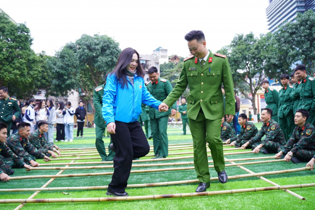 Nhân dịp này, các đơn vị cùng nhau thắt chặt tình đoàn kết qua điệu múa sạp
