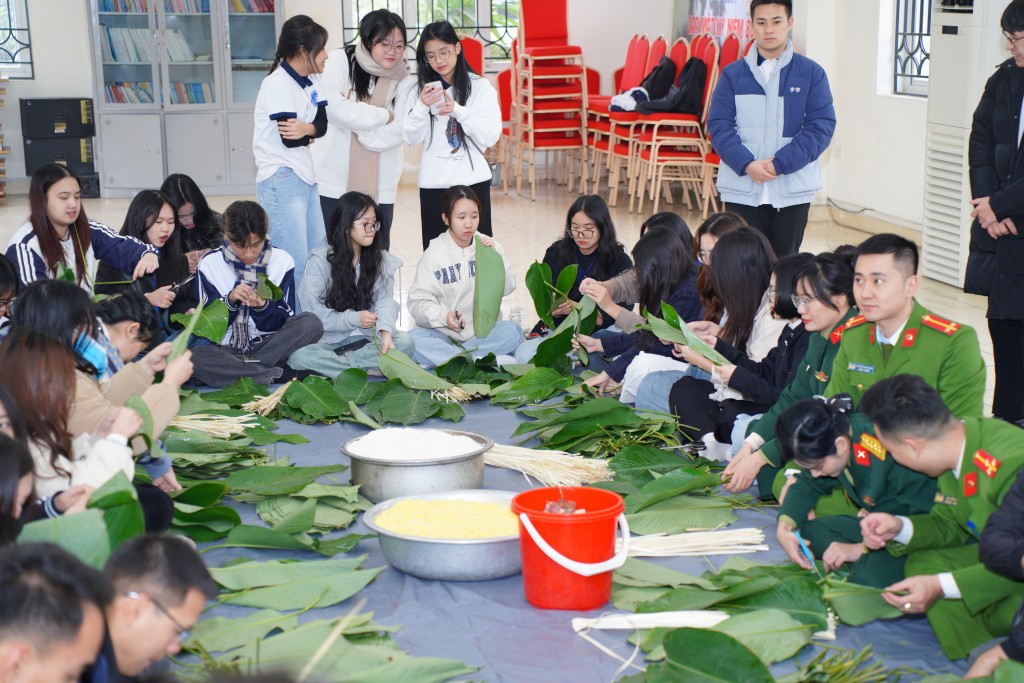 Các đơn vị gói bánh chưng để gửi tới các em nhỏ trường PTCS Xã Đàn