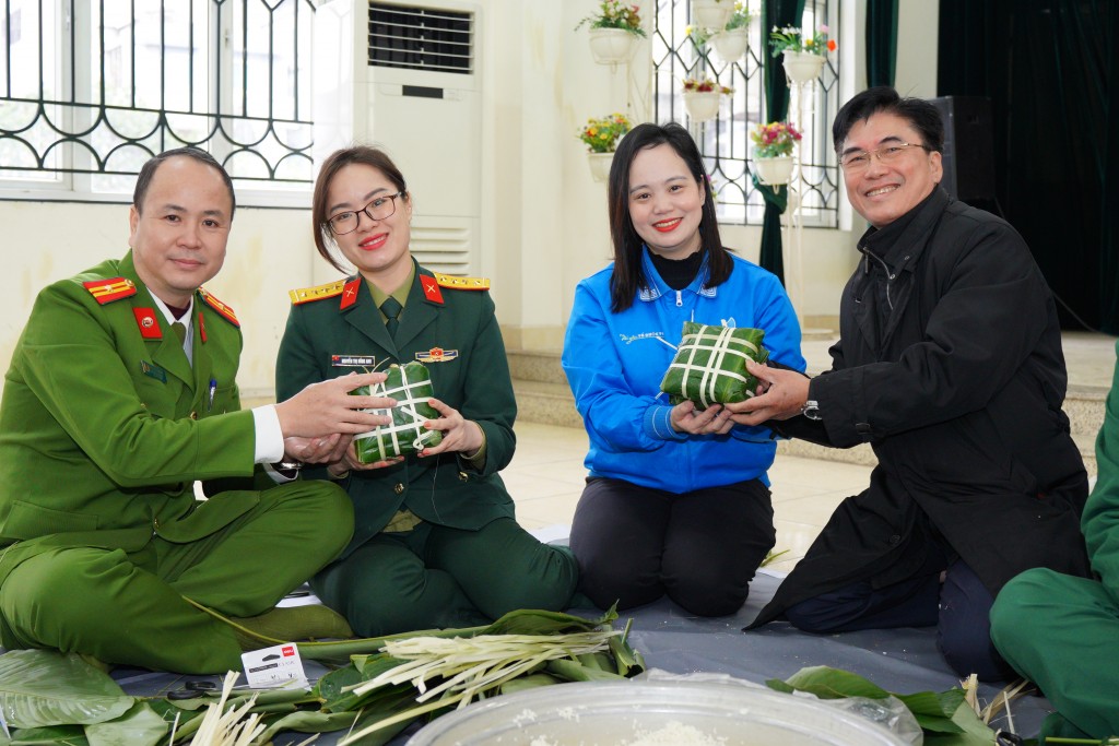 Những chiếc bánh chưng nhỏ xinh sẽ được gửi tới các em học sinh trường PTCS Xã Đàn sau khi hoàn thành