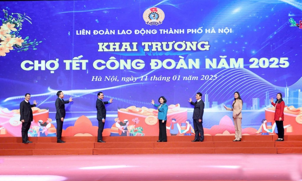 Lãnh đạo Tổng LĐLĐ Việt Nam và thành phố Hà Nội nhấn nút khai trương Chợ Tết Công đoàn năm 2025