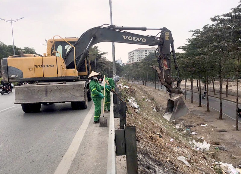 Các đơn vị chức năng quận Cầu Giấy phối hợp với Công ty môi trường đô thị nhanh chóng dọn sạch rác thải tại khu vực đường Bưởi sau khi báo chí phản ánh