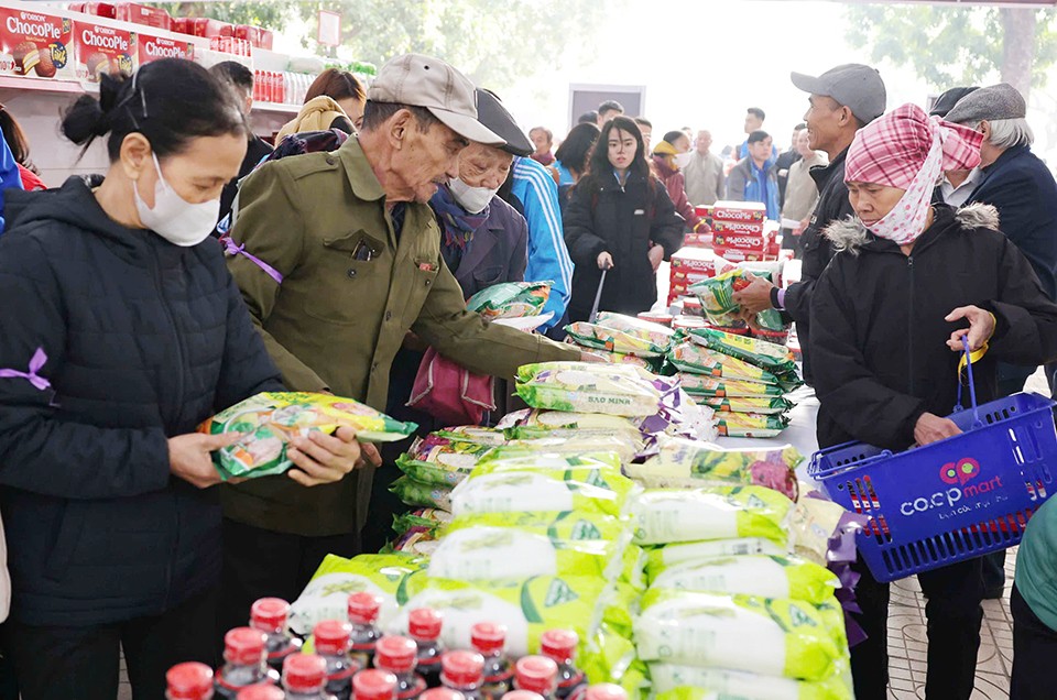 Mang Tết sẻ chia với người có hoàn cảnh khó khăn