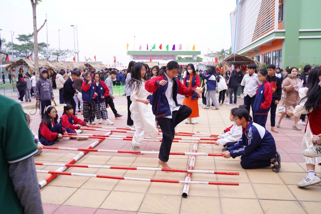 Học sinh thích thú với không gian Tết xưa thông qua Hội chợ quê