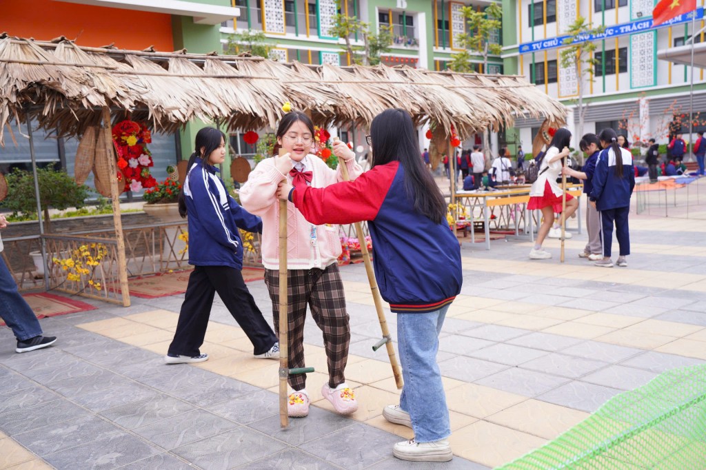 Học sinh thích thú với không gian Tết xưa thông qua Hội chợ quê