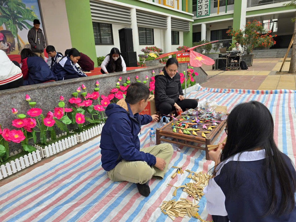 Học sinh thích thú với không gian Tết xưa thông qua Hội chợ quê