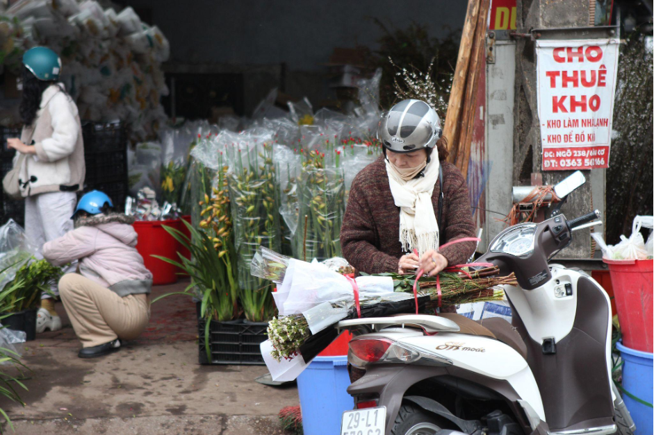 “Cũng sắp đến ngày Rằm tháng Chạp nên tôi đi chợ để mua cành đào và vài bó hoa để cắm trong nhà cho có khí thế Tết”, chị Thu Trang (Tứ Liên, Tây Hồ) cho biết