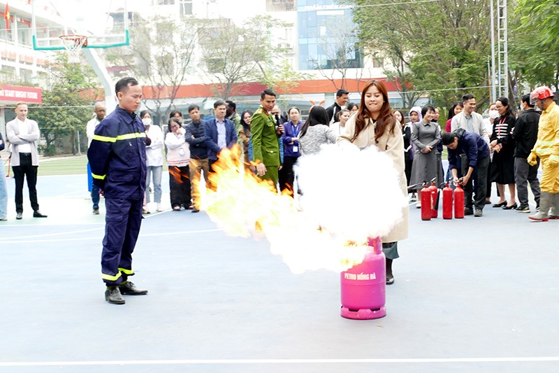 Cán bộ, giáo viên và lực lượng chữa cháy tại chỗ thực hành chữa cháy bằng bình cứu hoả