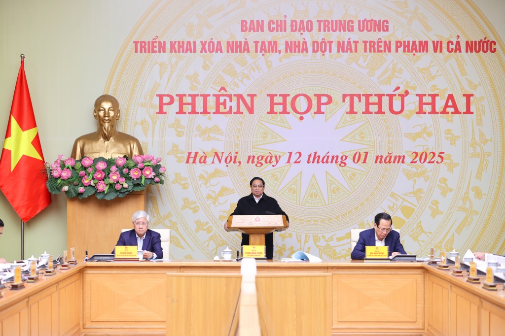 Thủ tướng nêu rõ việc hoàn thành xóa nhà tạm, nhà dột nát là một nhiệm vụ chính trị đặc biệt quan trọng - Ảnh: VGP/Nhật Bắc