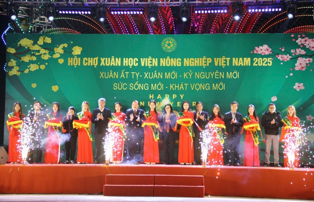 Đặc sản các vùng miền hội tụ tại Hội chợ xuân VNUA 2025