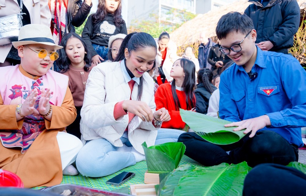 Cùng Hoa hậu H’hen Nie mang Tết yêu thương đến với trẻ vùng cao