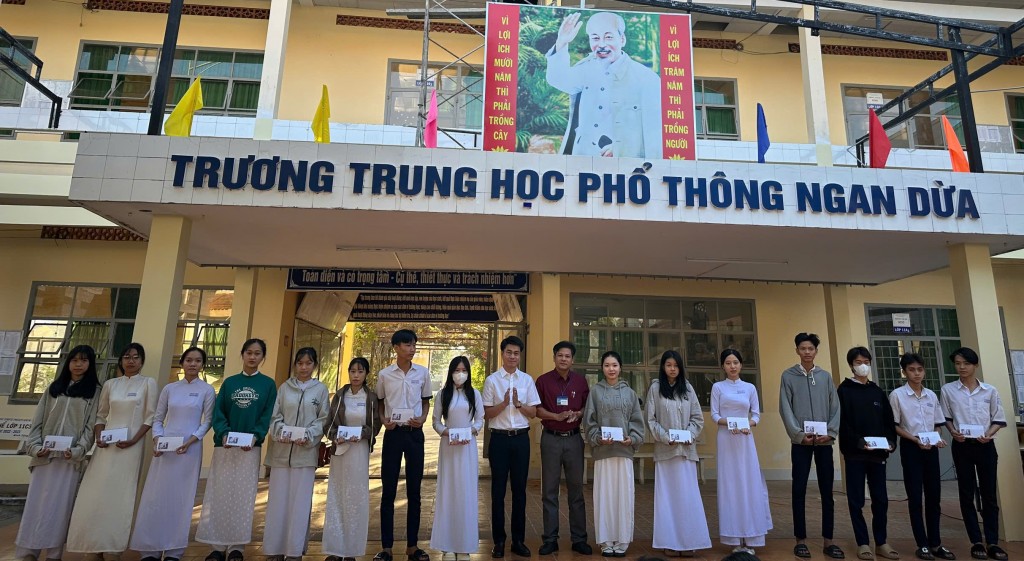 Thầy Dương Văn Giàu - Hiệu phó nhà trường và nhà báo Nguyên Pháp trao học bổng cho các em học sinh