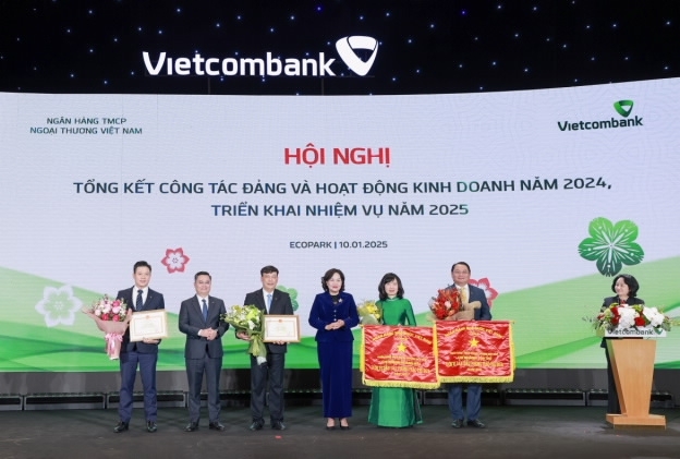 Thống đốc Nguyễn Thị Hồng trao cờ Thi đua của NHNN và Bằng khen Thống đốc cho 04 đơn vị của Vietcombank