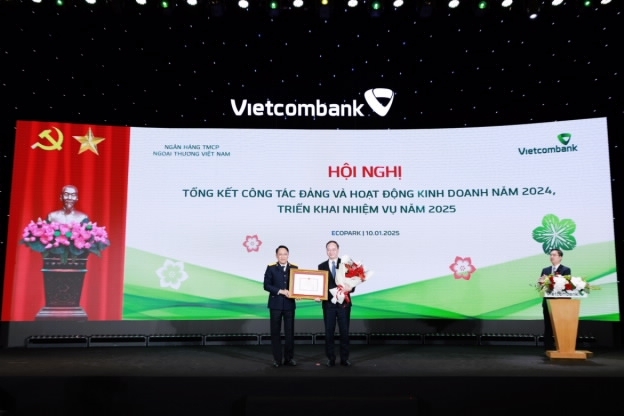 Phó Tổng Giám đốc phụ trách Ban Điều hành Lê Quang Vinh đại diện Vietcombank nhận Bằng khen của Tổng Cục Thuế