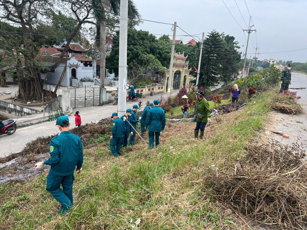 Lực lượng chức năng cùng Nhân dân ra quân dọn đê