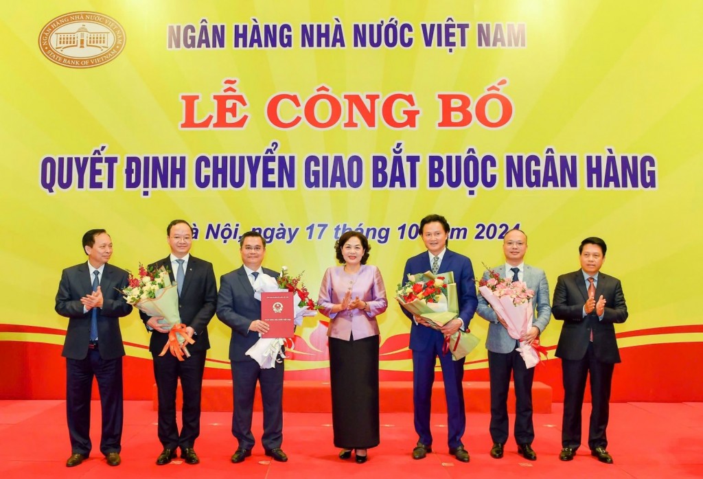 Đồng chí Nguyễn Thị Hồng - Ủy viên TƯ Đảng, Thống đốc NHNN cùng đại diện Vietcombank và CB tại Lễ công bố